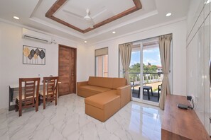 Apartment, 1 Bedroom, Balcony | Living area