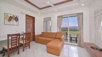 Leilighet, 1 soverom, balkong | Oppholdsområde | En 41-tommers LED-TV med Parabol-TV