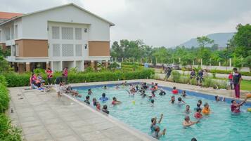 2 outdoor pools