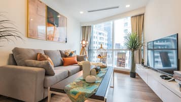 Exclusive Apartment - 21 | บริเวณนั่งเล่น | สมาร์ททีวี 45 นิ้ว พร้อมช่องดิจิตอล