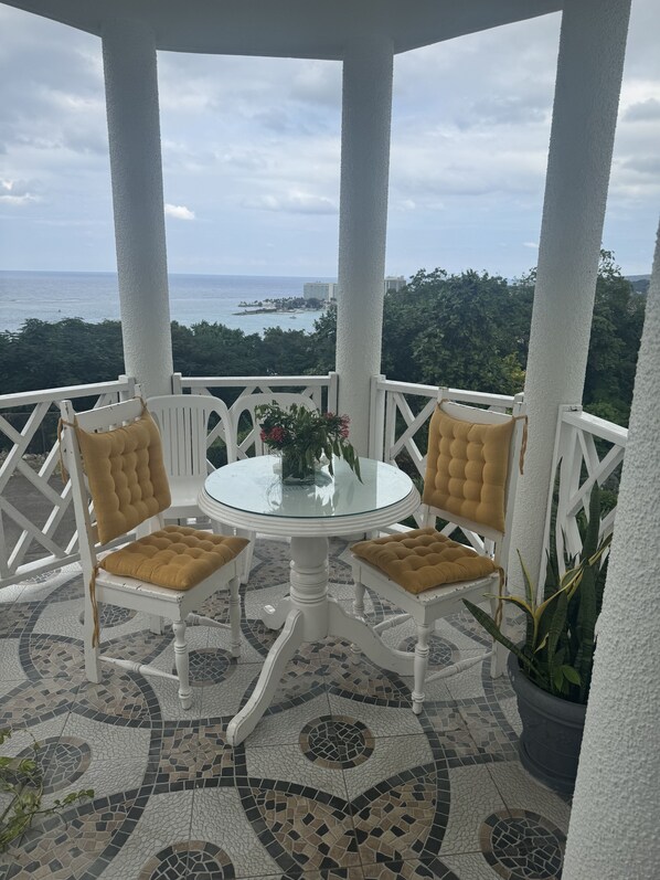 Outdoor dining - Beautiful getaway. There is a further 10% discount for 7 days stay  (Ocho Rios)