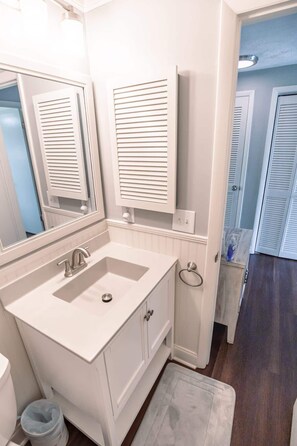 Combined shower/bathtub, hair dryer, towels, shampoo - Surfrider Beach Getaway Cozy 1BR,  Beach Access! (Wilmington)