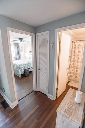 1 bedroom, iron/ironing board, WiFi, bed sheets - Surfrider Beach Getaway Cozy 1BR,  Beach Access! (Wilmington)