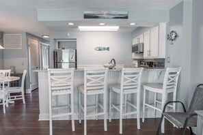 Dining - Surfrider Beach Getaway Cozy 1BR,  Beach Access! (Wilmington)
