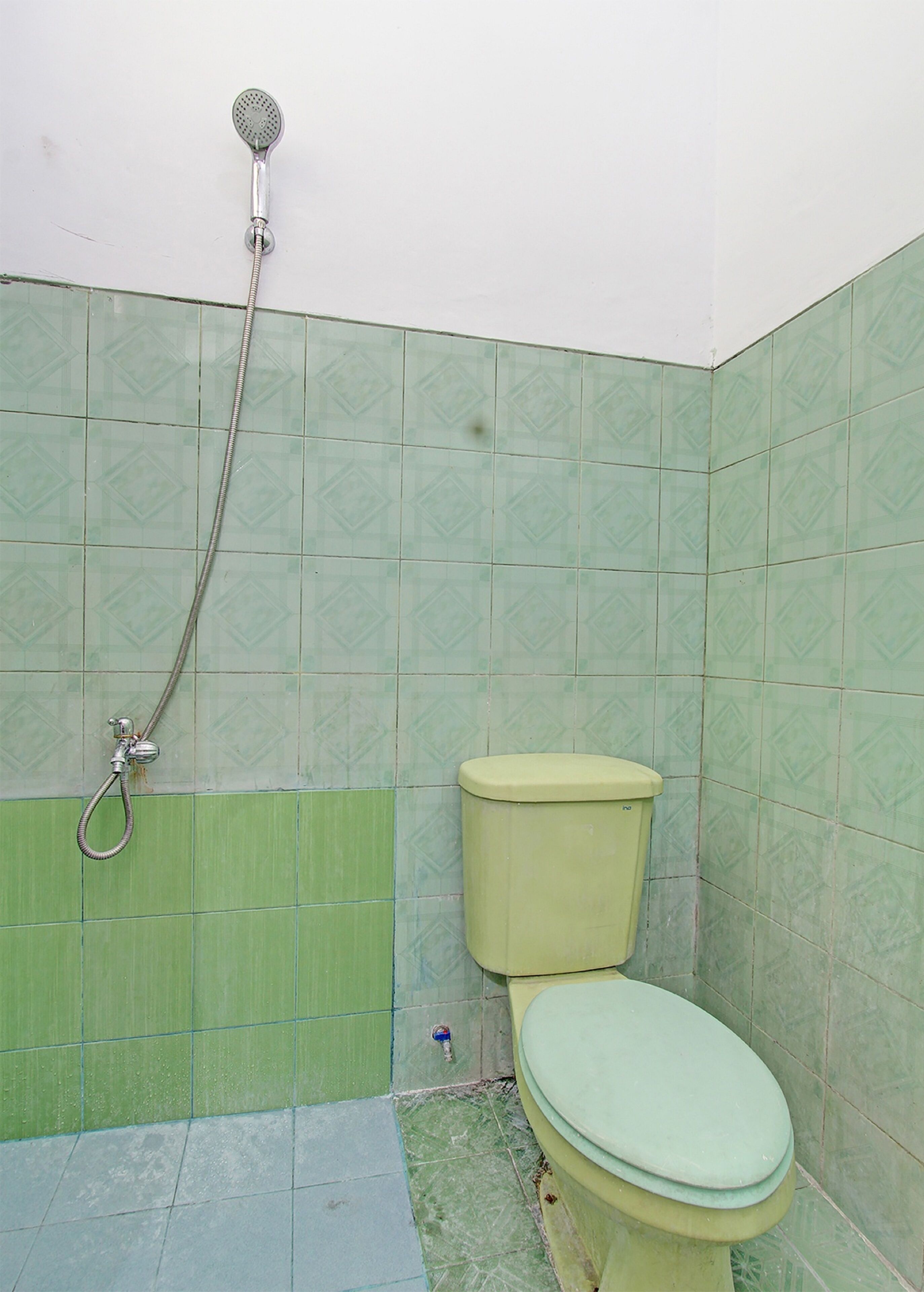 Shower, free toiletries, towels