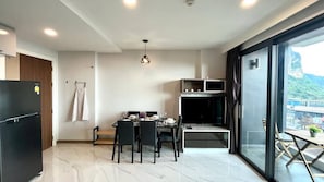 Apartment, 1 Bedroom, Accessible, Balcony | Dining
