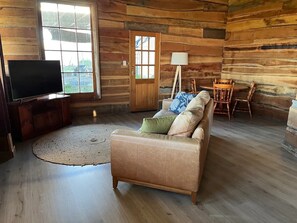 Een smart-tv, een open haard en een stereo