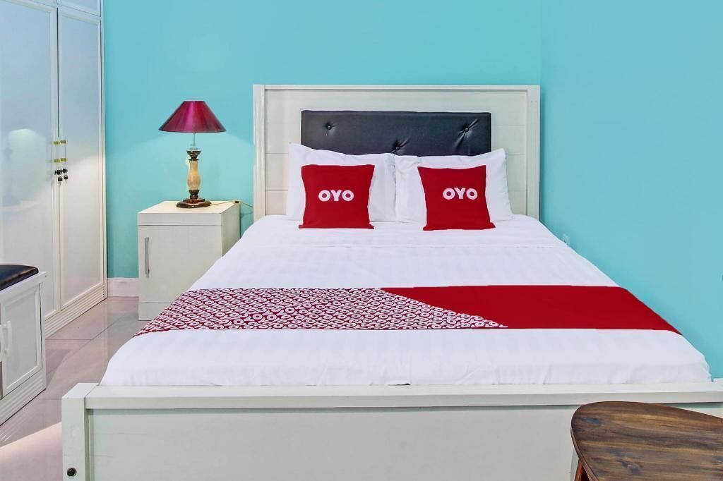 Desk, laptop workspace, free WiFi, bed sheets