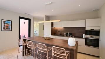 Een koelkast, een microgolfoven, een oven, een kookplaat