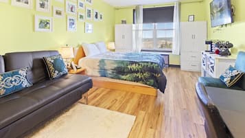 Escritorio, wifi gratis y ropa de cama