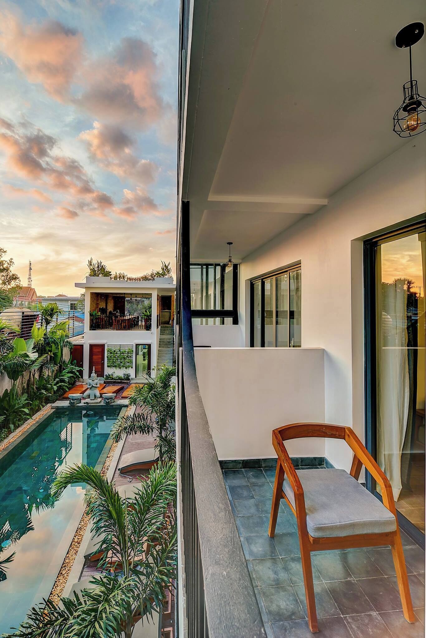 Family Suite, 2 Bedrooms, Bathtub, Pool View | Peralatan tempat tidur premium, bar mini, peti besi dalam bilik 