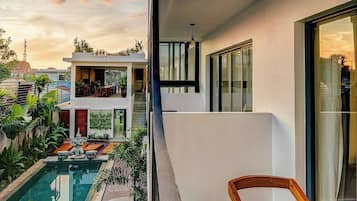 Family Suite, 2 Bedrooms, Bathtub, Pool View | Peralatan tempat tidur premium, bar mini, peti besi dalam bilik