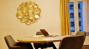 Apartamento, 3 habitaciones, fumadores, balcón | Restauración