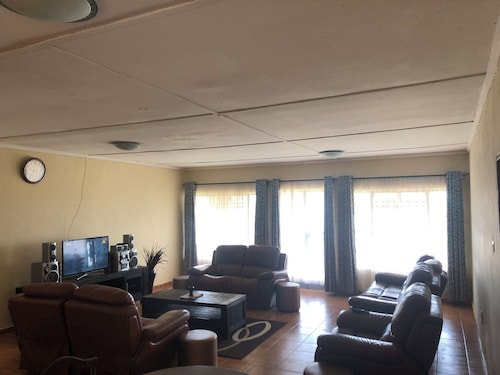 “MABWE Residence 10 mins from Great Zimbabwe Ruins