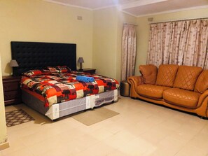 4 makuuhuonetta, silitysrauta/-lauta, vuodevaatteet