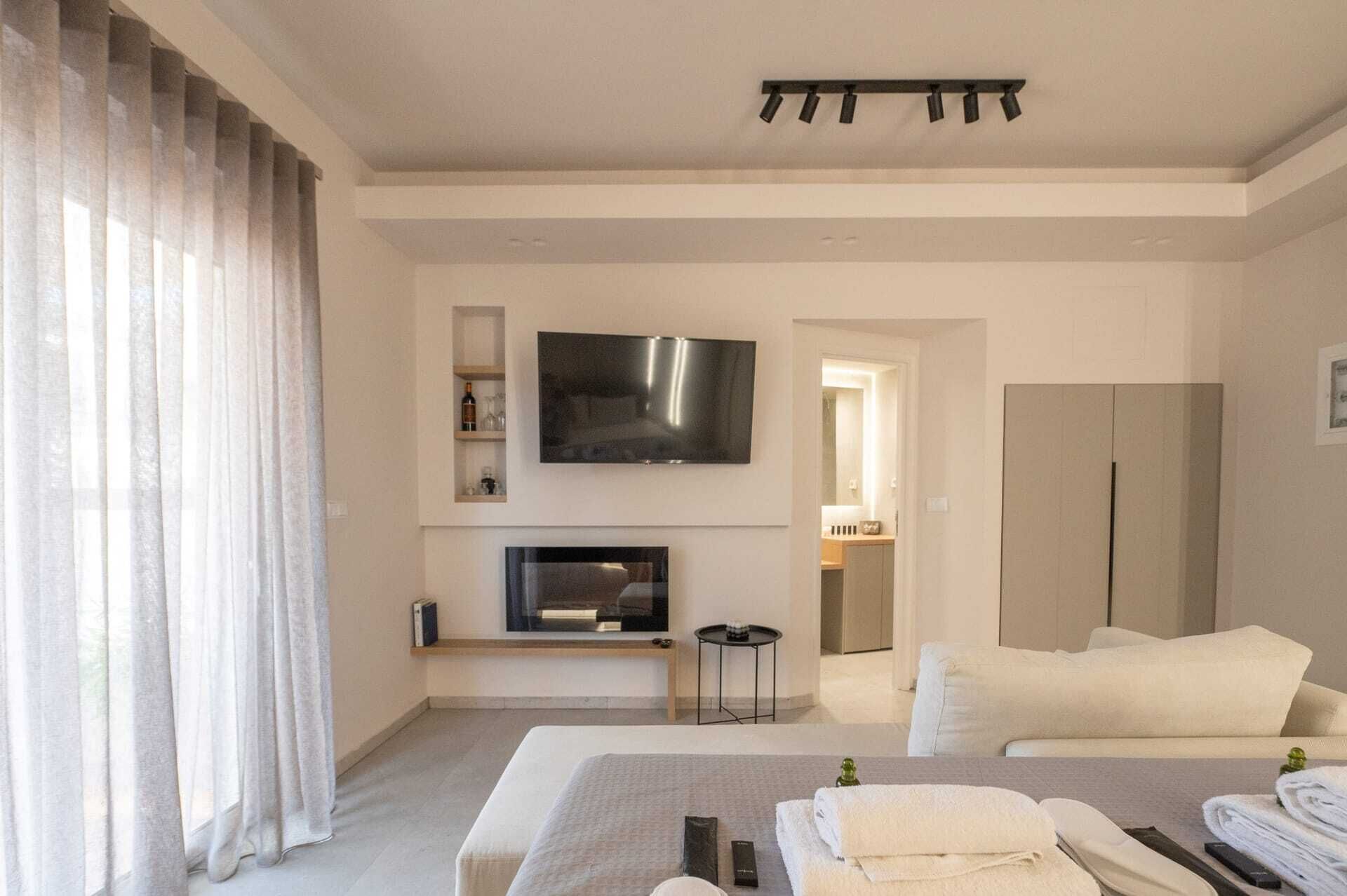 Smart TV, chimenea y libros 