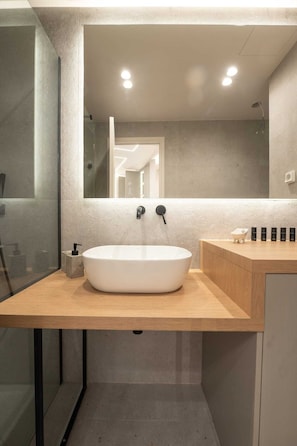 Combined shower/tub, hair dryer, towels, soap