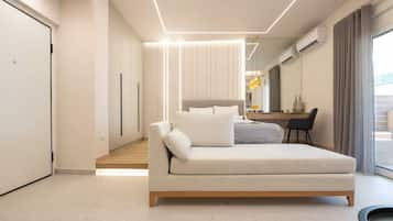 Smart TV, chimenea y libros