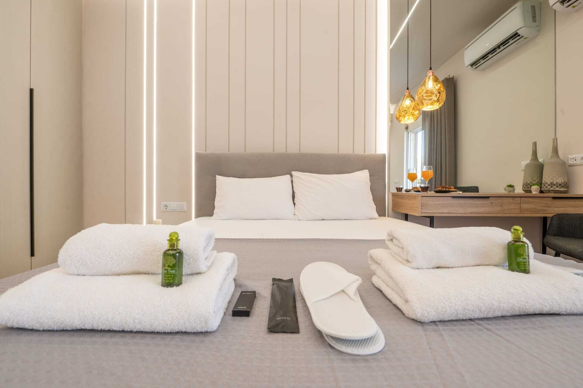 1 slaapkamer, een bureau, een strijkplank/strijkijzer, reisbedje