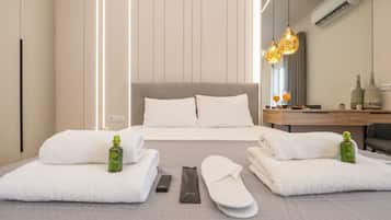 1 slaapkamer, een bureau, een strijkplank/strijkijzer, reisbedje