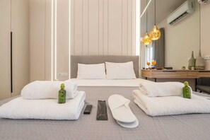 1 habitación, escritorio, tabla de planchar con plancha y cuna de viaje