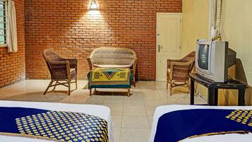 Comfort Triple Room | Desk, laptop workspace, free WiFi, bed sheets