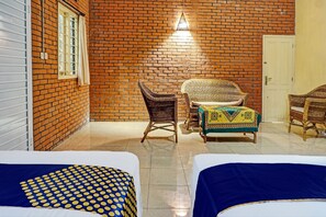 Comfort Triple Room | Desk, laptop workspace, free WiFi, bed sheets - Hotel O Griyo Werdiningsih (Kediri)