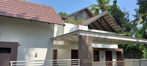 Pet friendly property  for  couples  who love to freak silently 