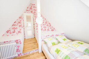 3 bedrooms, travel cot, free WiFi, bed sheets