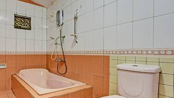 Family Suite | Bathroom | Shower