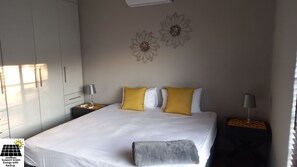 Desk, laptop workspace, free WiFi, bed sheets - SnL Guesthouse at Visarend (Nkomazi)