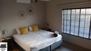 โต๊ะทำงาน, พื้นที่ทำงานแบบใช้แล็ปท็อป, Wi-Fi ฟรี, ผ้าปูที่นอน