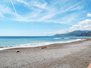 Una spiaggia nelle vicinanze