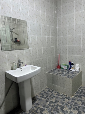 Apartment, 2 Bedrooms, Smoking, Balcony | Bathroom