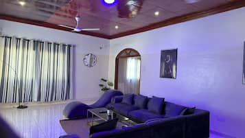 Apartment, 2 Bedrooms, Smoking, Balcony | Living room