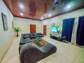 Apartment, 2 Bedrooms, Smoking, Balcony | Ruang tamu