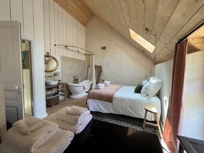 3 bedrooms, desk, travel crib, free WiFi - A place to live and relax with a swimming pool between land and sea (Dol-de-Bretagne)