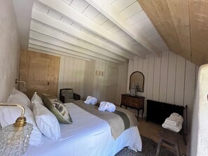 3 bedrooms, desk, travel cot, free WiFi