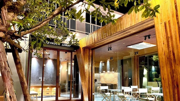 Un bâtiment moderne doté d’une façade en bois et de grandes fenêtres en verre.