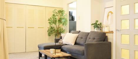 Deluxe Twin Room | Living area | LCD TV