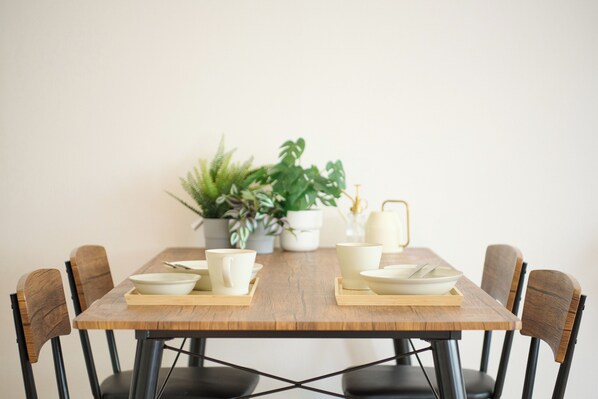 A dining table with chairs, a tray, and a potted plant. - Residence Hotel KABUTO (Sapporo)