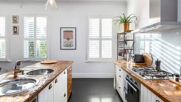 Frigorífico, microondas, horno y placa de cocina