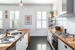 Fridge, microwave, oven, stovetop - Altitude Apartment Stylish Village Apartment | 2BR, Balcony & Prime Location (Martinborough)