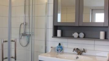 Dusche, Handtücher, Seife, Toilettenpapier