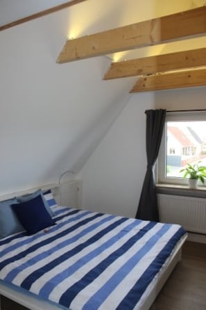 2 bedrooms, travel cot, free WiFi, bed sheets