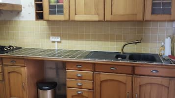 Een koelkast, een microgolfoven, een oven