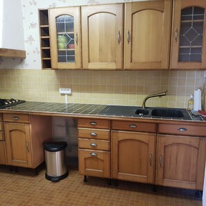 Kylskåp, mikrovågsugn, ugn och kaffe- och tebryggare