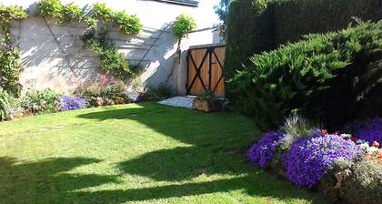 GĂźte tout confort avec jardin fleuri, idĂ©al pour pĂȘche et balades, proche du Blanc et activitĂ©s aĂ©riennes