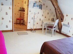 2 bedrooms, free WiFi, bed sheets - Cozy Cottage with Garden, Near Rivers & Hiking Trails, Comfortable Stay for Families (Saint-Hilaire-sur-Benaize)