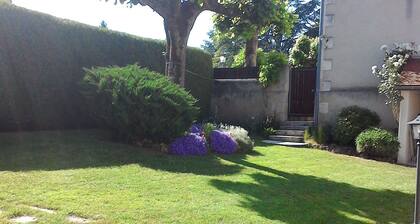GĂźte tout confort avec jardin fleuri, idĂ©al pour pĂȘche et balades, proche du Blanc et activitĂ©s aĂ©riennes